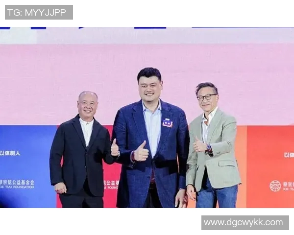 姚明乘坐豪华轿车出行引发热议网友纷纷点赞其低调生活态度 姚明乘坐豪华轿车出行引发热议网友纷纷点赞其低调生活态度