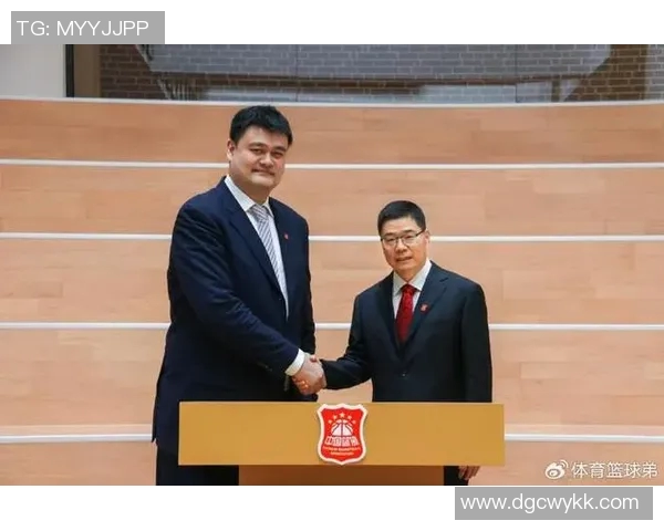 姚明身穿红白战袍展现风采引领篮球新潮流